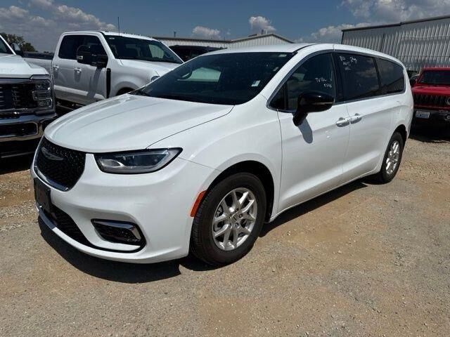 2025 Chrysler Pacifica Select — photo 1 of 16