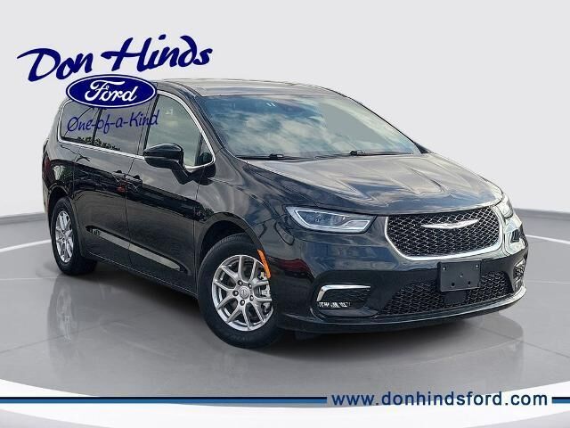 2025 Chrysler Pacifica Select — photo 1 of 13