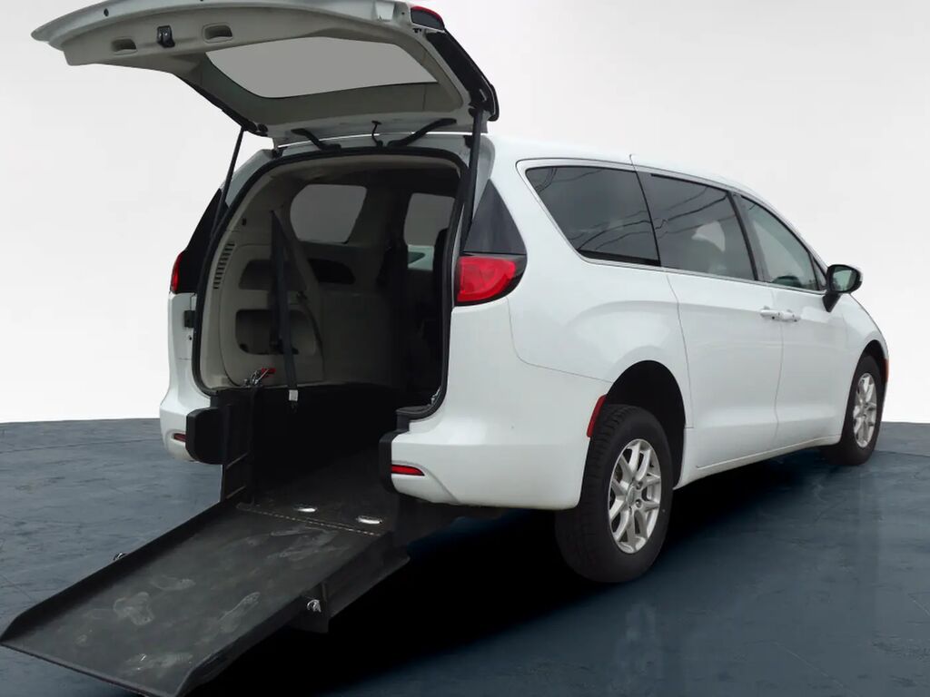 2023 Chrysler Voyager LX — photo 1 of 13