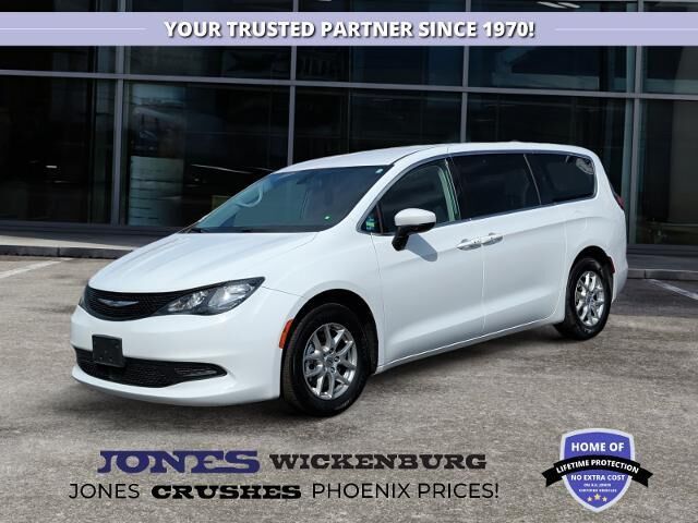2022 Chrysler Voyager LX — photo 1 of 6