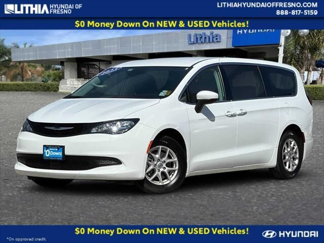 2023 Chrysler Voyager LX — photo 1 of 13