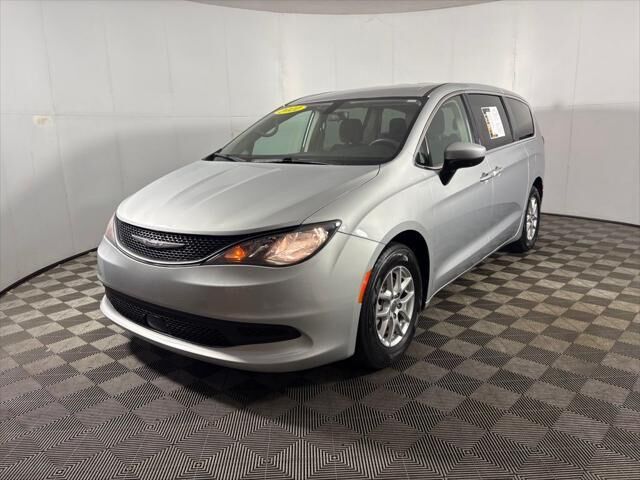 2022 Chrysler Voyager LX — photo 1 of 13