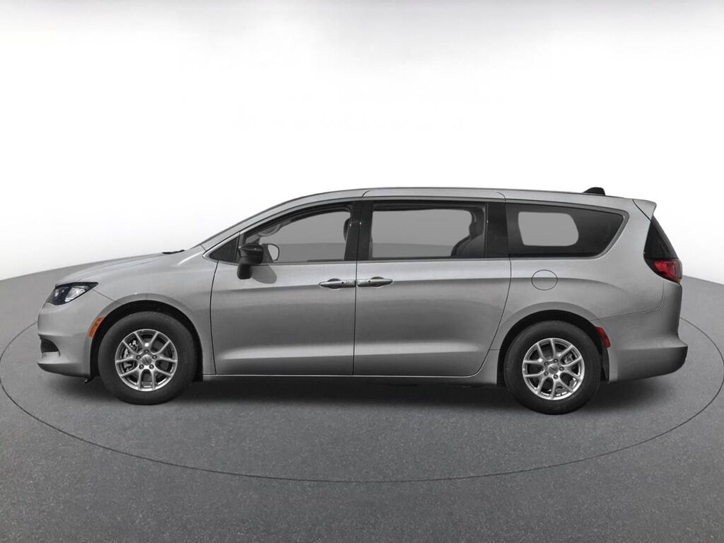 2023 Chrysler Voyager LX — photo 1 of 1
