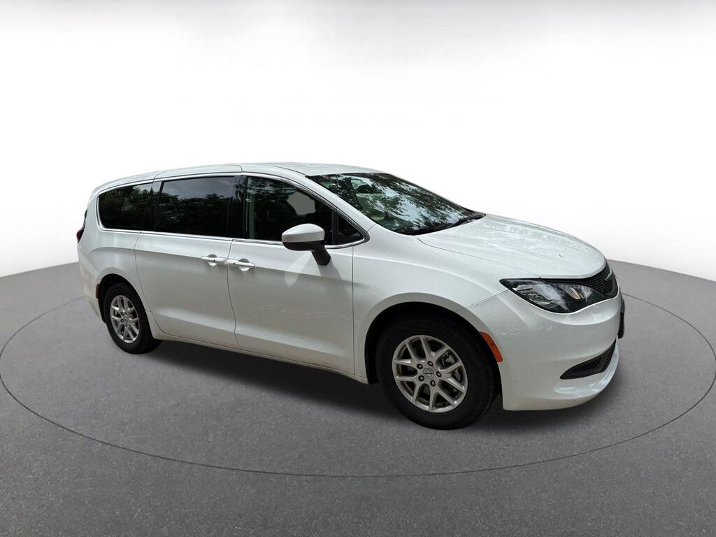 2023 Chrysler Voyager LX — photo 1 of 21