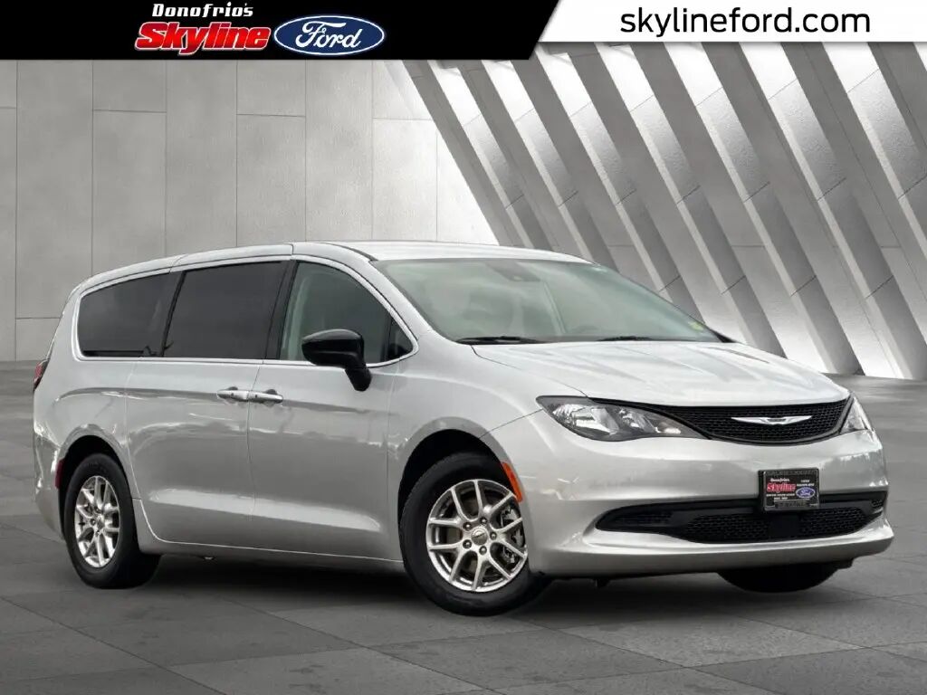 2024 Chrysler Voyager LX — photo 1 of 13