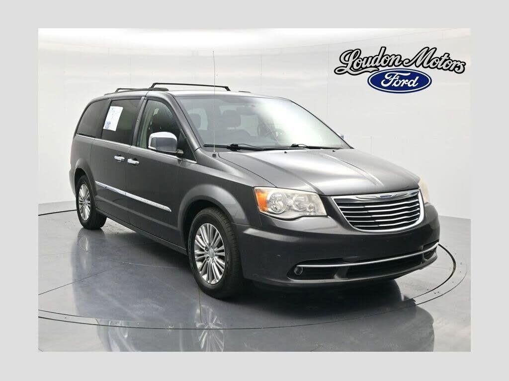 2015 Chrysler Town and Country Touring-L — photo 1 of 1