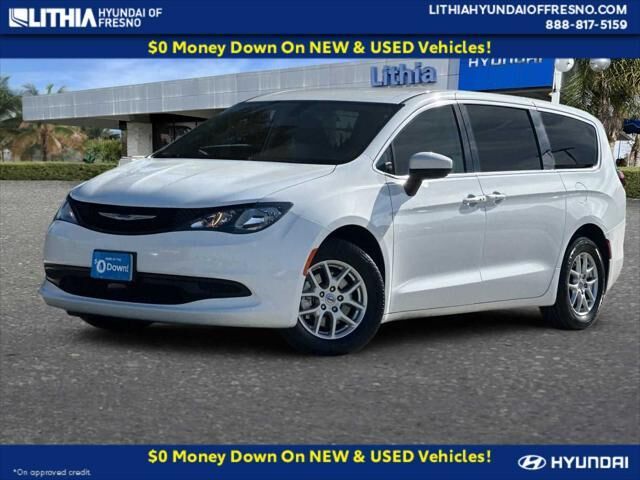 2022 Chrysler Voyager LX — photo 1 of 13
