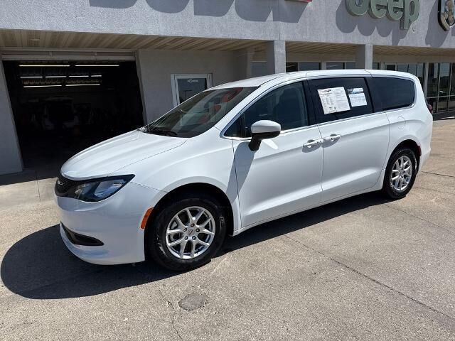 2023 Chrysler Voyager LX — photo 1 of 13