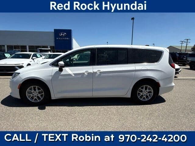 2022 Chrysler Voyager LX — photo 1 of 1