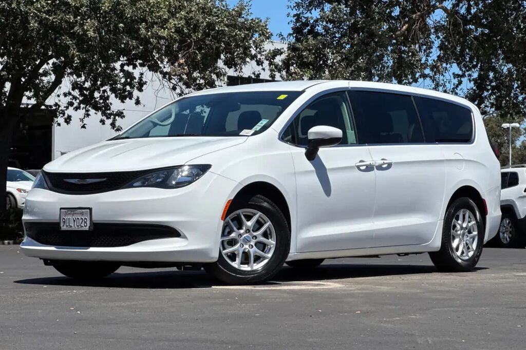 2023 Chrysler Voyager LX — photo 1 of 13