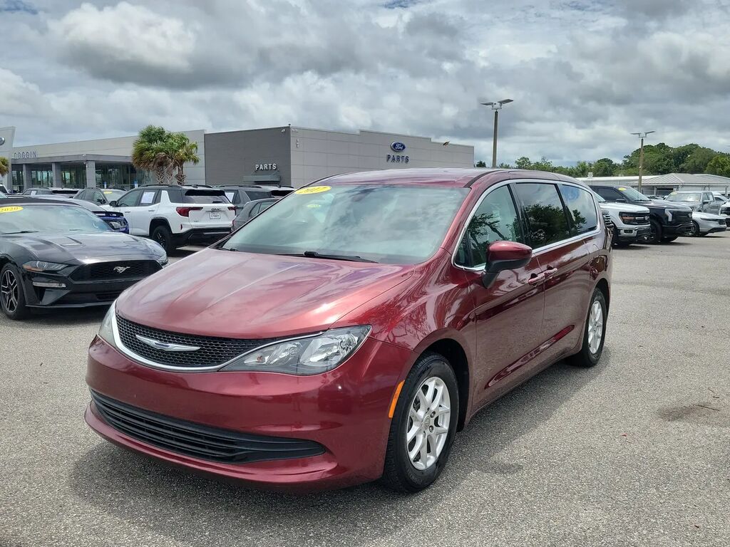 2017 Chrysler Pacifica Touring — photo 1 of 30