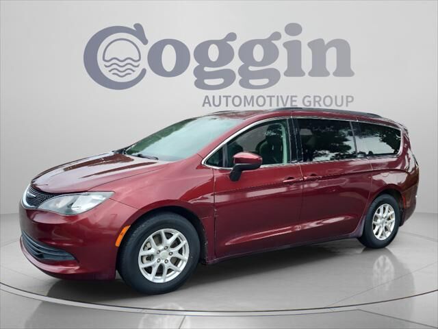 2017 Chrysler Pacifica Touring — photo 1 of 29