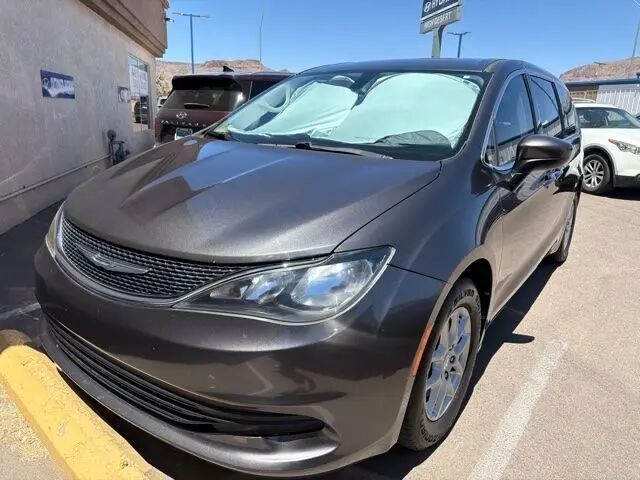 2017 Chrysler Pacifica Touring — photo 1 of 18