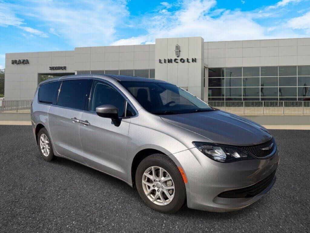 2017 Chrysler Pacifica Touring — photo 1 of 1