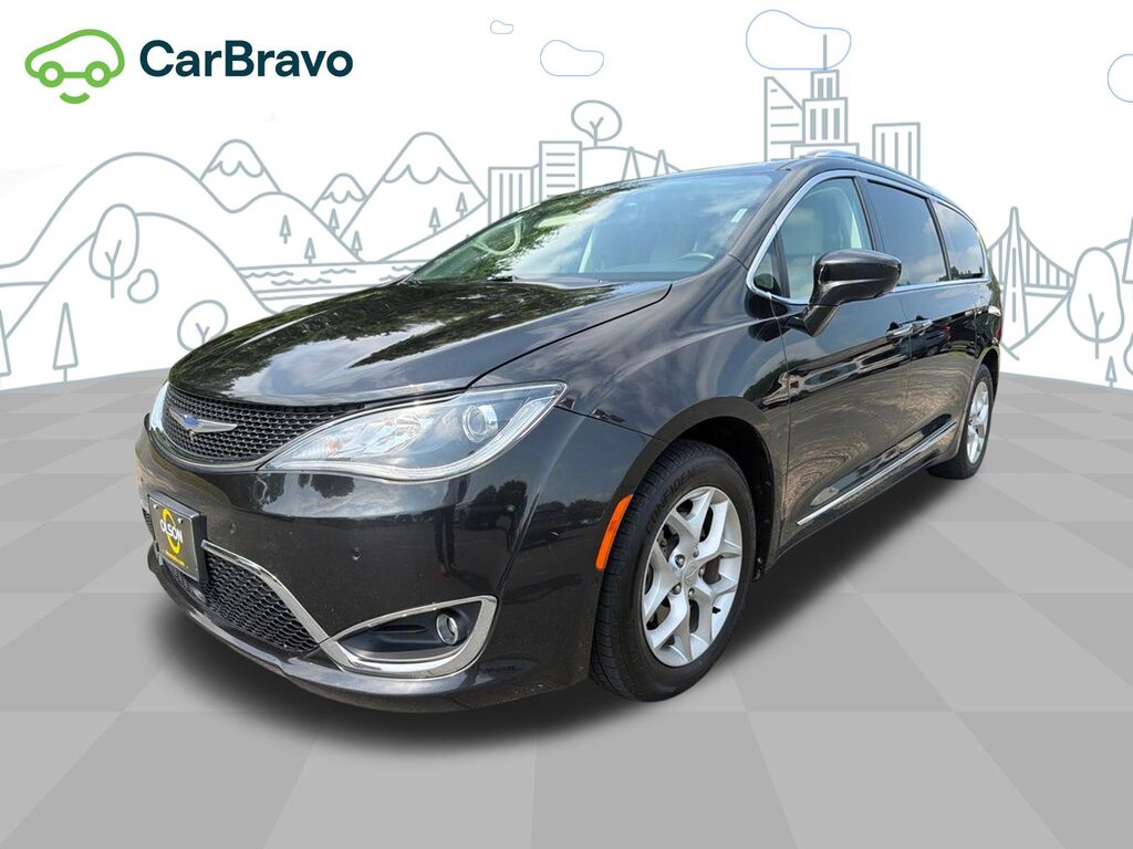 2019 Chrysler Pacifica Touring L Plus — photo 1 of 6