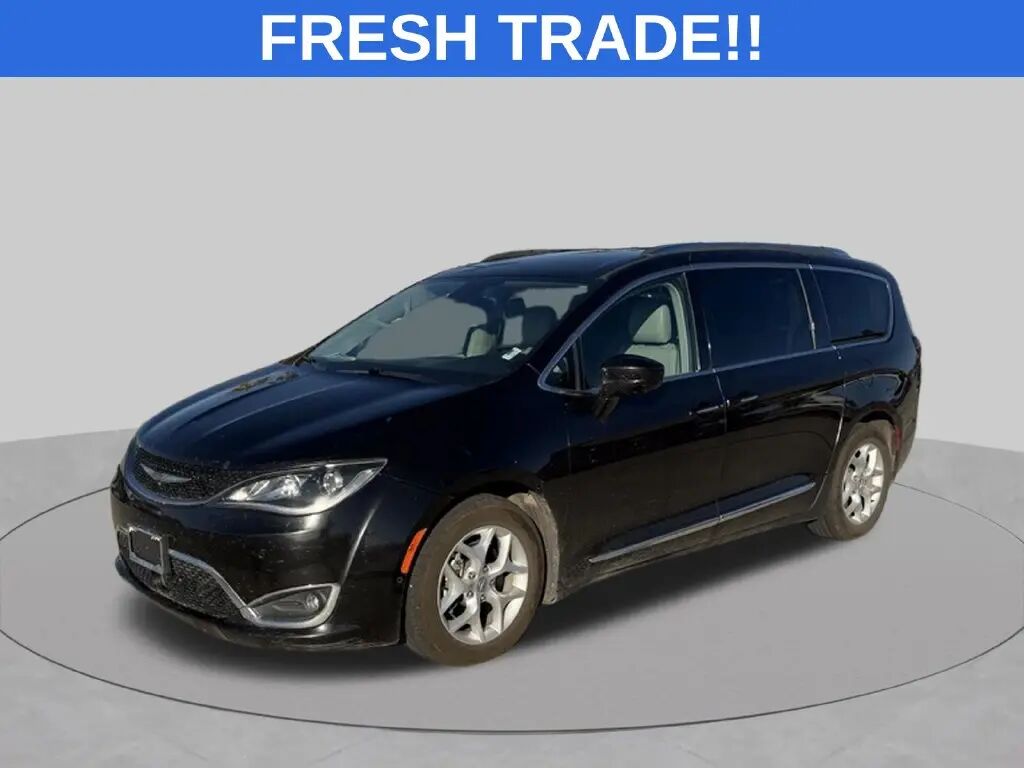 2017 Chrysler Pacifica Touring-L Plus — photo 1 of 5