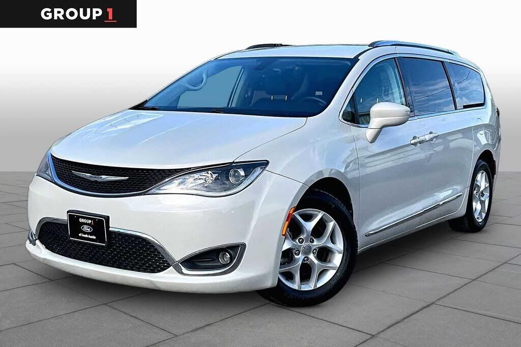 2017 Chrysler Pacifica Touring-L Plus — photo 1 of 1