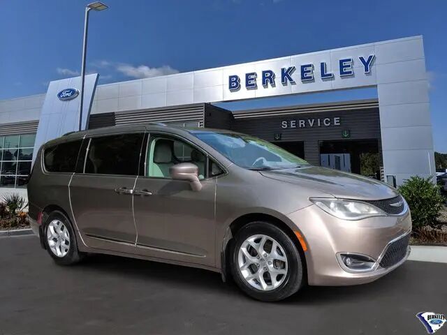 2017 Chrysler Pacifica Touring-L Plus — photo 1 of 13