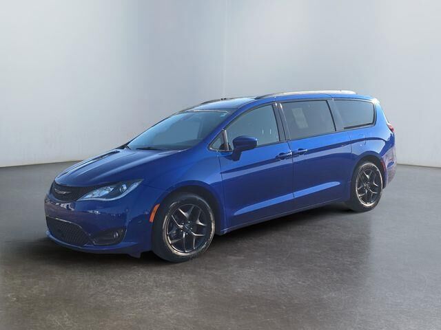 2020 Chrysler Pacifica Touring L Plus — photo 1 of 13