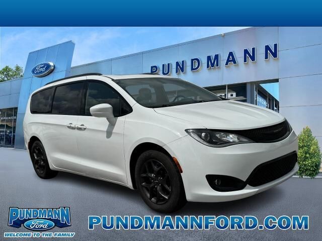 2018 Chrysler Pacifica Touring L Plus — photo 1 of 13