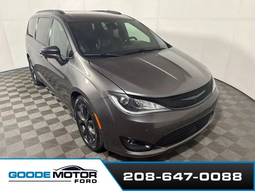 2020 Chrysler Pacifica Touring L Plus — photo 1 of 13