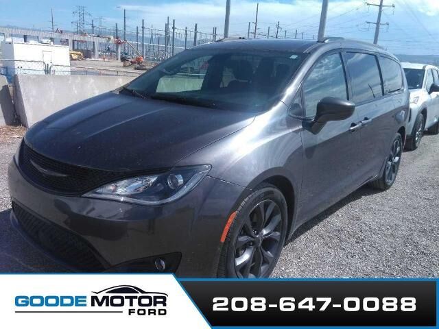 2020 Chrysler Pacifica Touring L Plus — photo 1 of 18