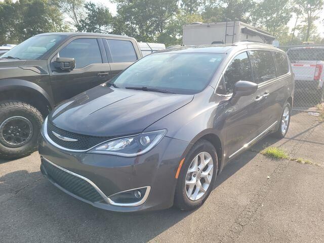 2017 Chrysler Pacifica Touring-L Plus — photo 1 of 4