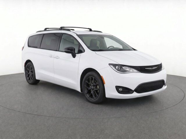2018 Chrysler Pacifica Touring L Plus — photo 1 of 10