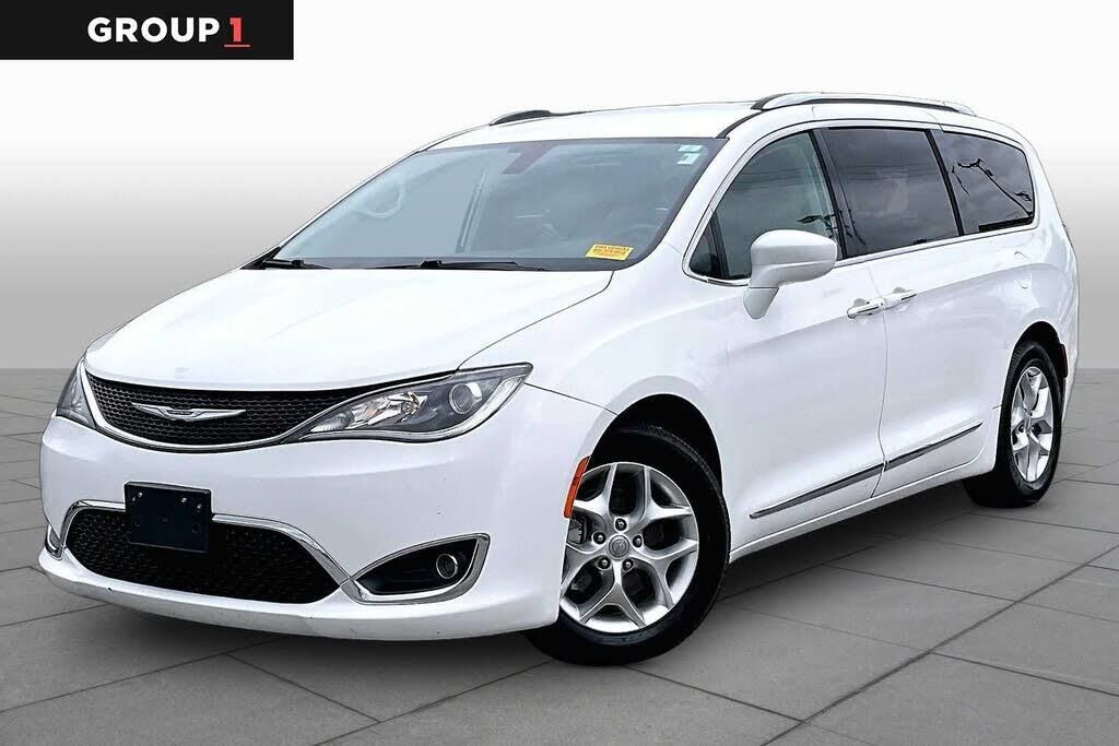 2020 Chrysler Pacifica Touring L Plus — photo 1 of 13