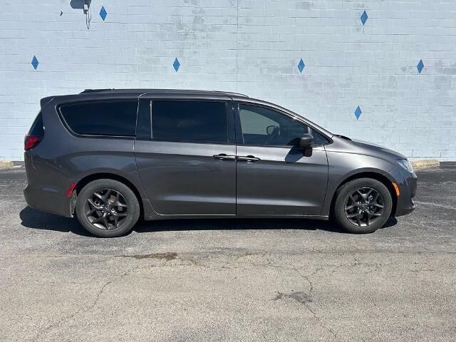 2019 Chrysler Pacifica Touring L Plus — photo 1 of 27
