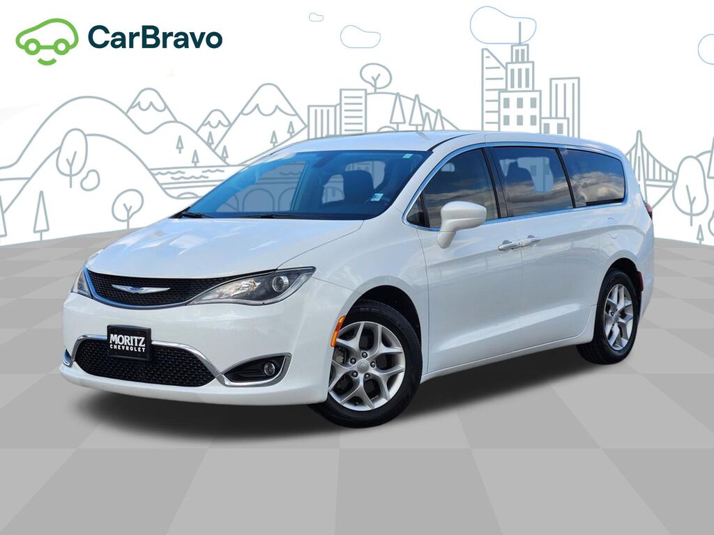 2019 Chrysler Pacifica Touring Plus — photo 1 of 6