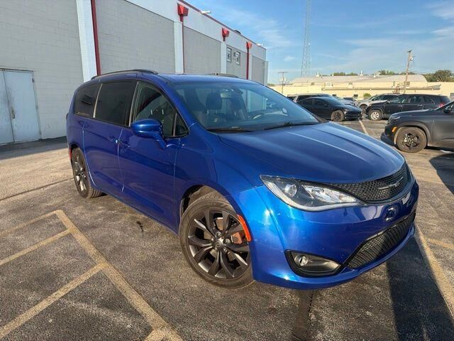 2020 Chrysler Pacifica Touring — photo 1 of 8