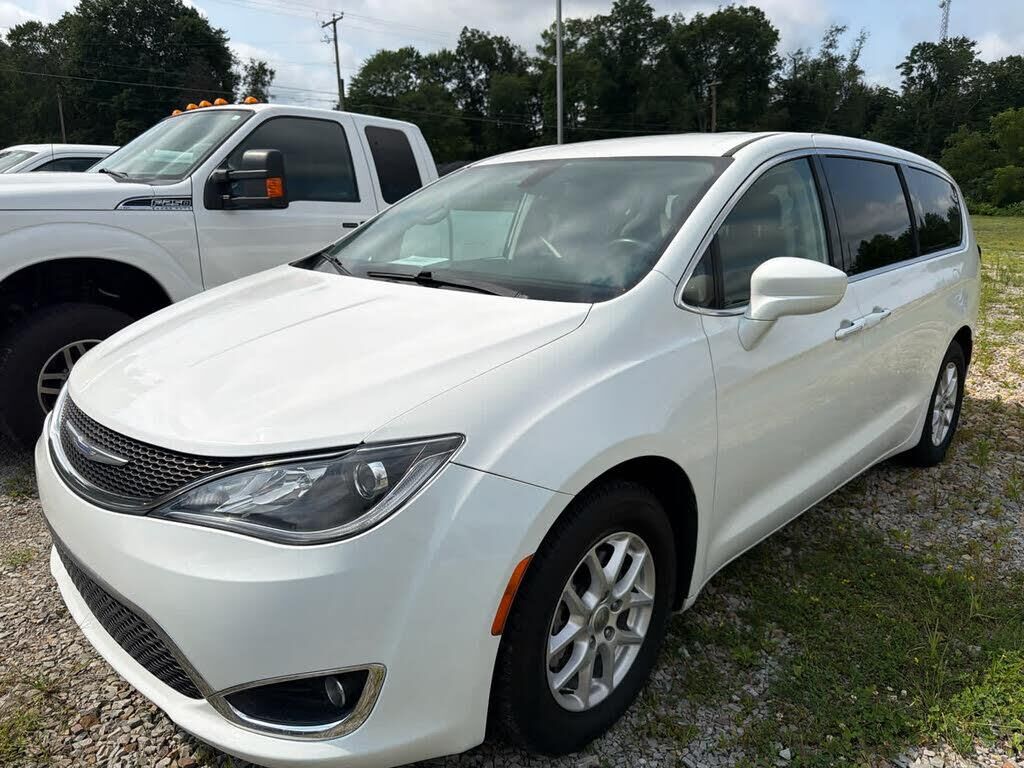 2020 Chrysler Pacifica Touring — photo 1 of 1