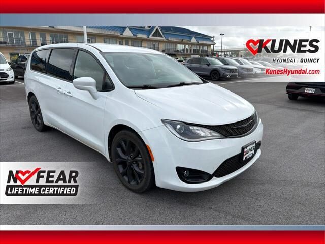 2020 Chrysler Pacifica Touring — photo 1 of 11
