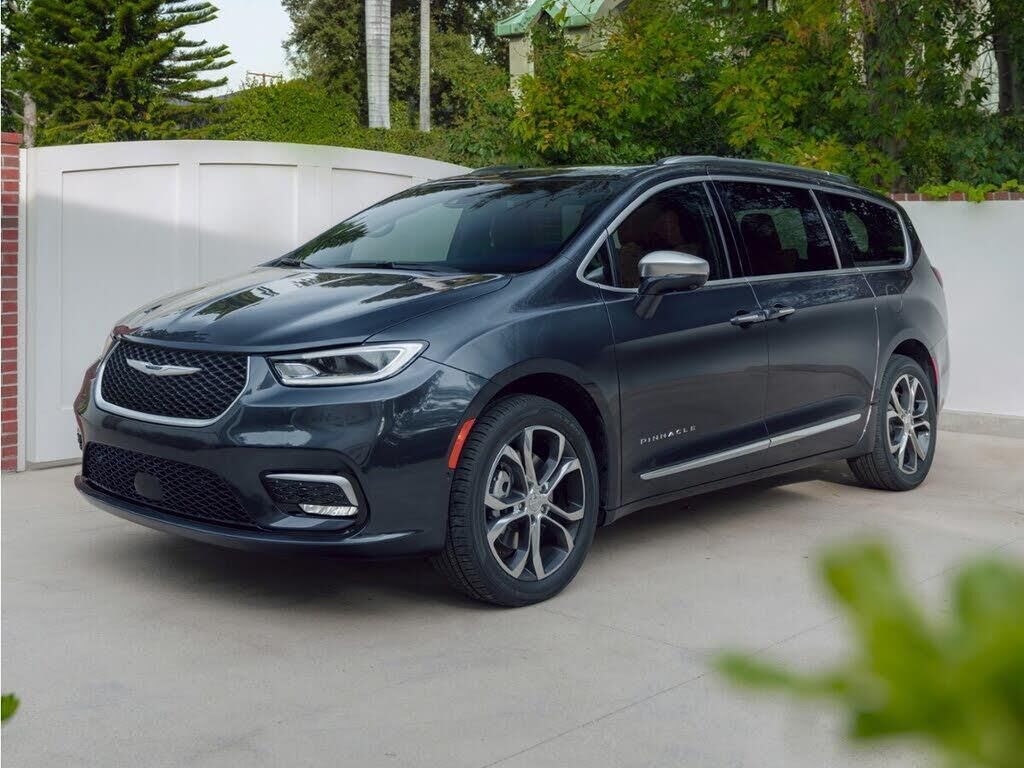 2021 Chrysler Pacifica Touring — photo 1 of 2