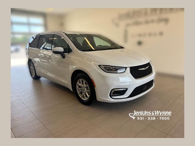 2023 Chrysler Pacifica Touring — photo 1 of 26
