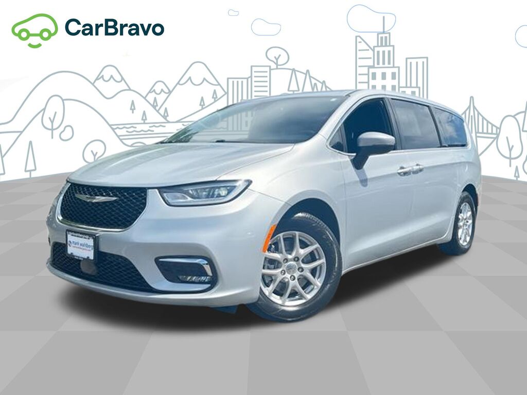 2023 Chrysler Pacifica Touring — photo 1 of 6