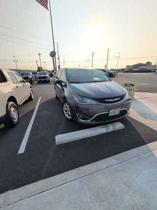 2018 Chrysler Pacifica Touring Plus — photo 1 of 77