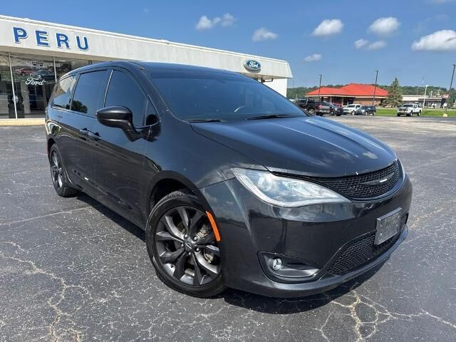 2019 Chrysler Pacifica Touring Plus — photo 1 of 26