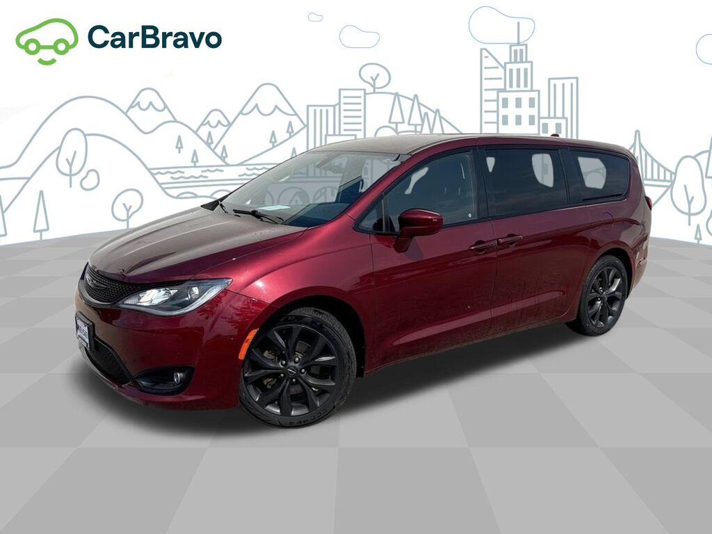 2020 Chrysler Pacifica Touring — photo 1 of 7