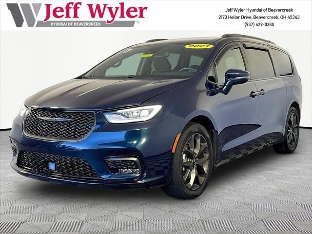 2021 Chrysler Pacifica Touring — photo 1 of 13