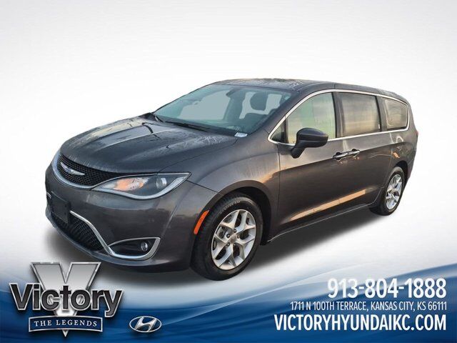 2019 Chrysler Pacifica Touring Plus — photo 1 of 1