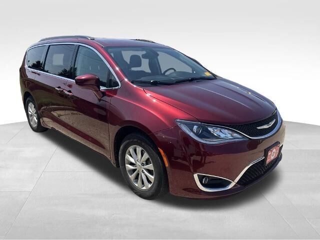 2019 Chrysler Pacifica Touring Plus — photo 1 of 1