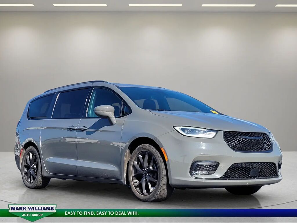 2021 Chrysler Pacifica Touring — photo 1 of 23