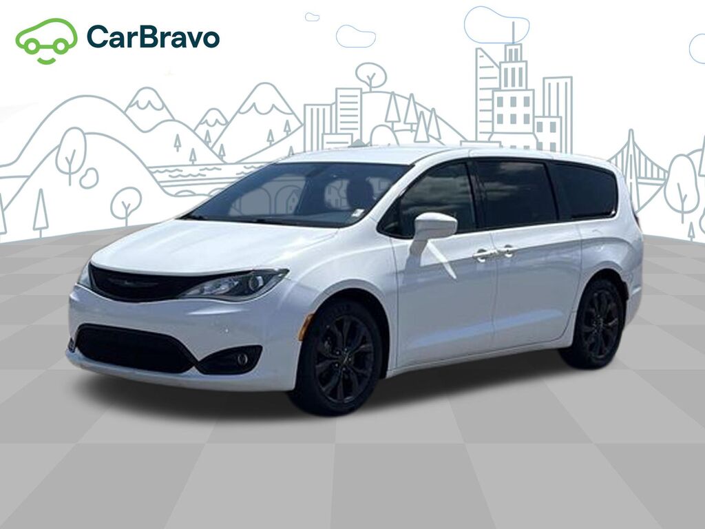 2020 Chrysler Pacifica Touring — photo 1 of 7