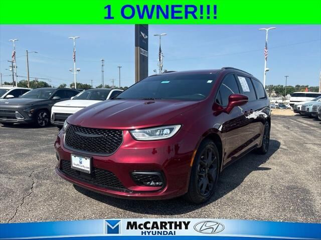2021 Chrysler Pacifica Touring — photo 1 of 19
