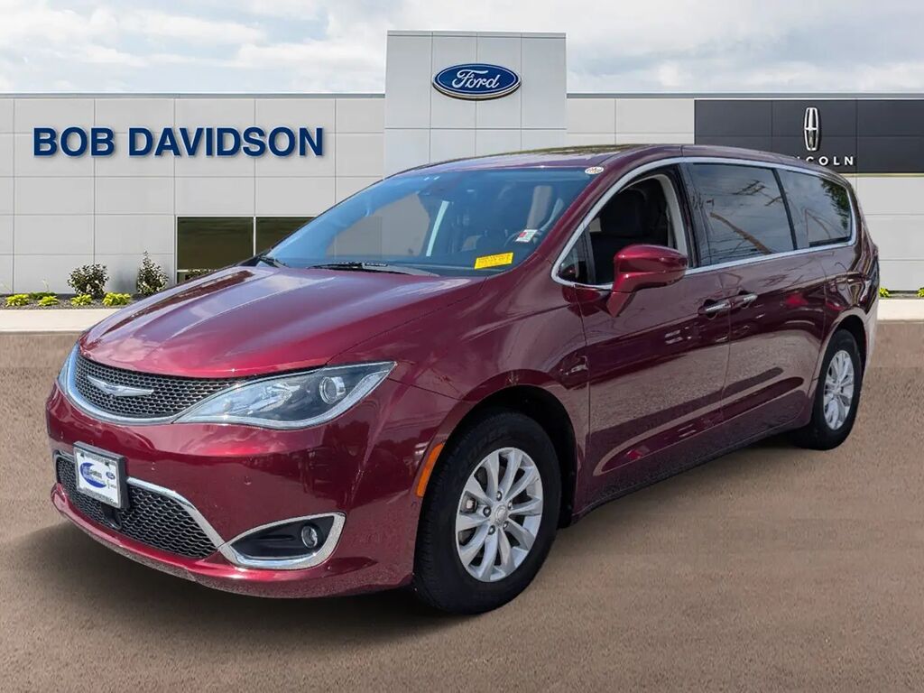 2019 Chrysler Pacifica Touring Plus — photo 1 of 28