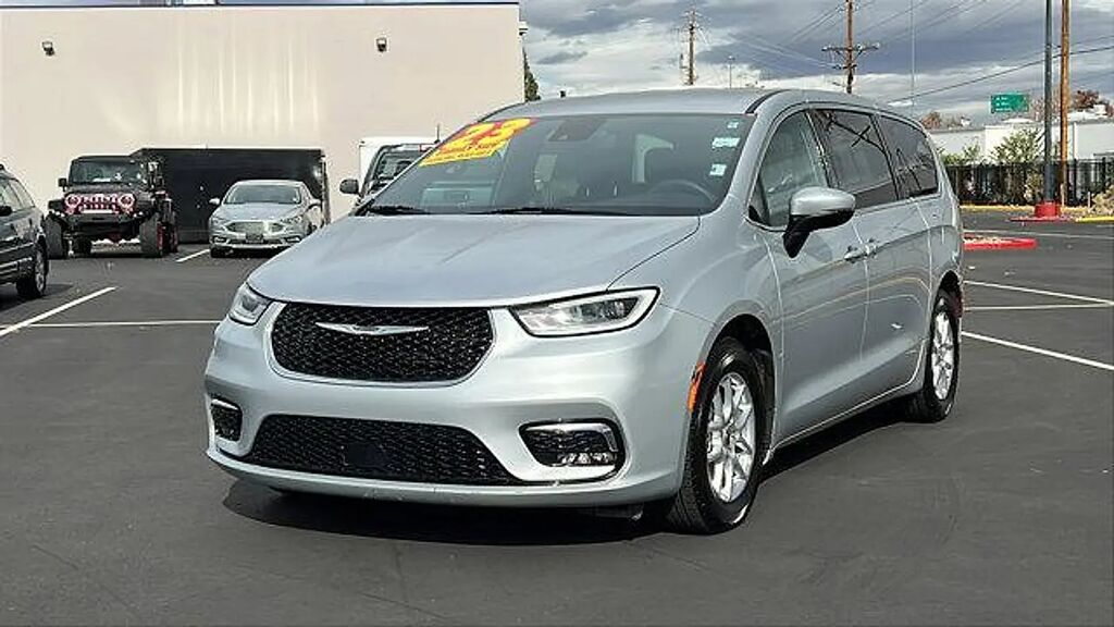 2023 Chrysler Pacifica Touring — photo 1 of 13