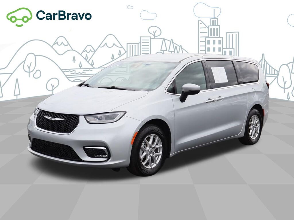 2023 Chrysler Pacifica Touring — photo 1 of 5