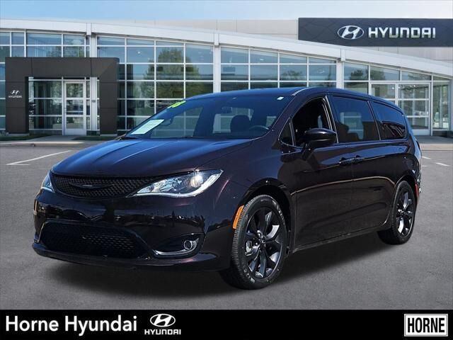 2018 Chrysler Pacifica Touring Plus — photo 1 of 13